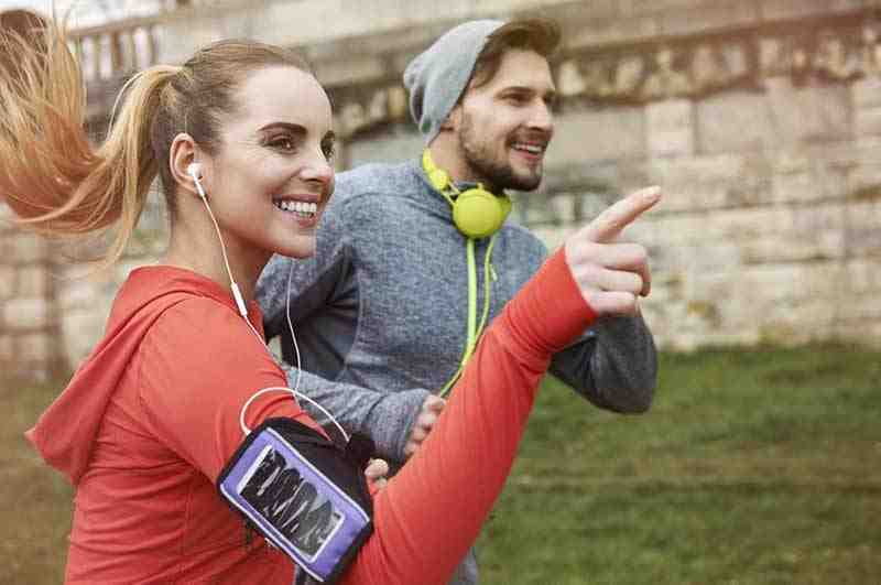 Uśmiechnięta para uprawiająca jogging