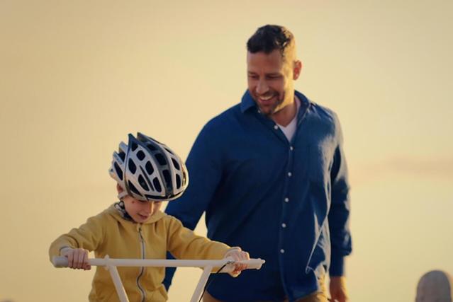 mężczyzna i dziecko na rowerze