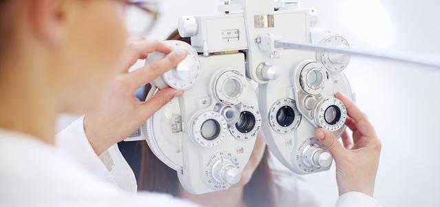 Specjalista i pacjent w trakcie badania oka